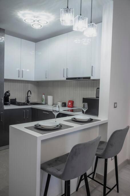 Luxury 2 Bedroom *